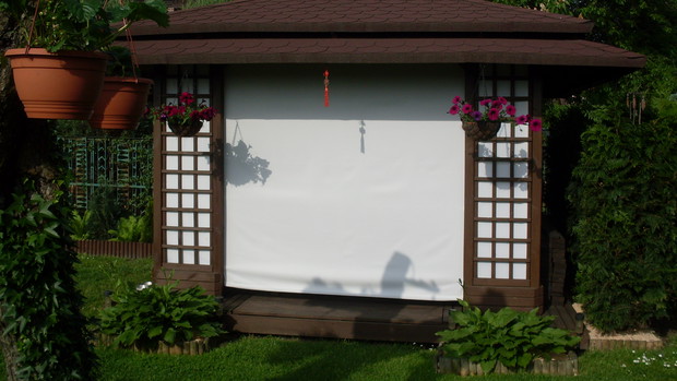 Scianki widoczne na zdjęciach są z materiału i są w odpowiedni sposób napinane aby wiatr nie hulał po herbaciarni