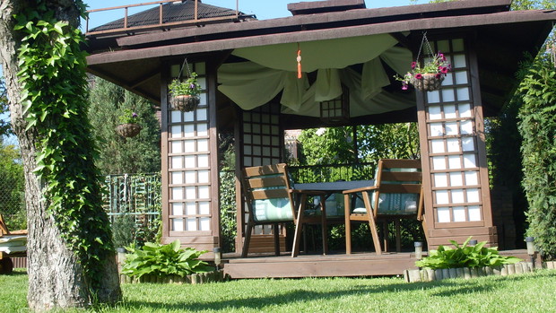 Tutaj doskonale widać że ścianki nie są zwykłą roletą a w momencie korzystania z herbaciarni podwieszam każdą z nich do góry , co daje nam tzw. baldachim i zyskuje bardo piękny efekt wizualny