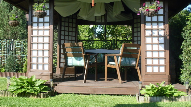 Wysuniecie dachu herbaciarni poza obrys całej budowli daje spore zacienienie oraz uniemożliwia zacinanie kropel deszczu podczas korzystania z pawilonu w tym czasie.