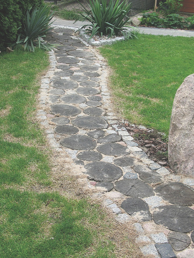 Brzegi ścieżki wyłożyłem kostką granitową, a środek – kawałkami dębowych pni.