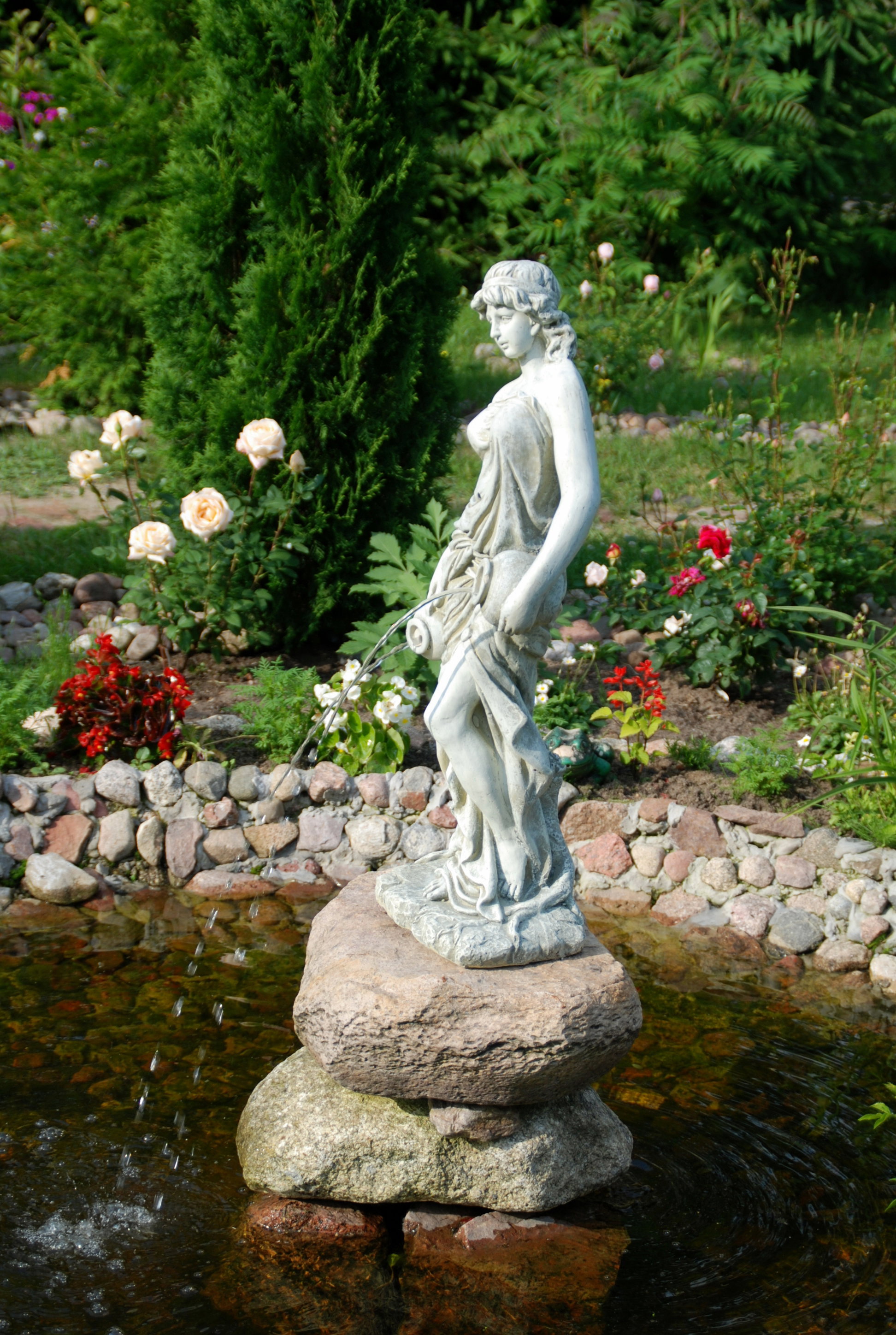 Dama z wodą i róże angielskie 