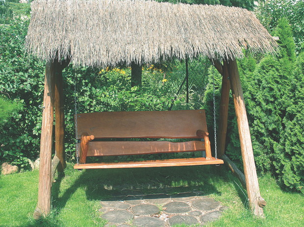 Huśtawka z dachem ze słomy wygląda dość niezwykle.