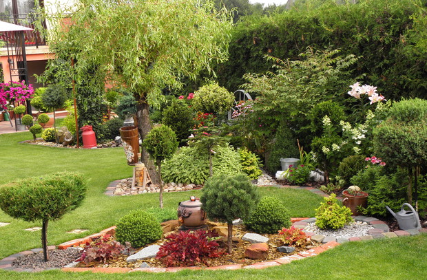 Klimatyczny wiejski zakątek z wierzbą, liliami, liliowcami, hortensją, jeżówkami floksami i oczywiście ze starymi przedmiotami, które zakupuję na giełdzie staroci :)