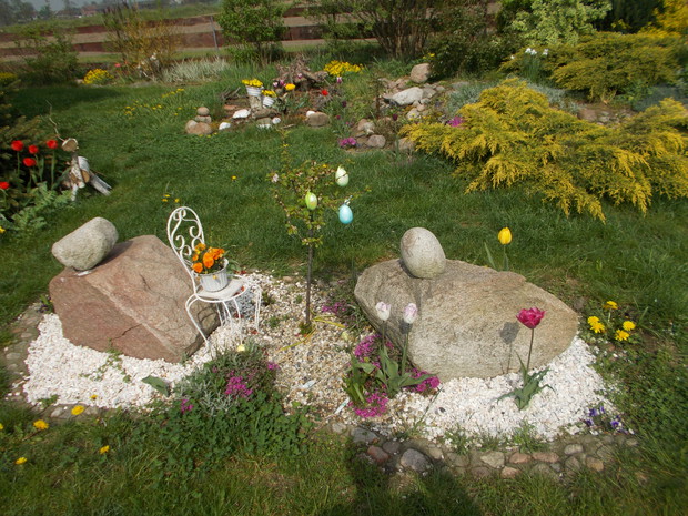 migdałek na którym wyrosły jajka wielkanocne.