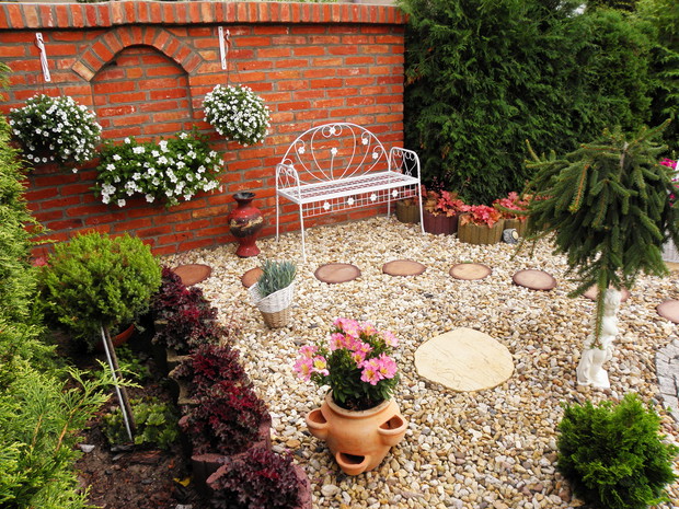 Mój projekt i nasze ostatnie dzieło........ mur z cegły rozbiórkowej i ławeczka <3    Mur postawił mąż na początku lipca, ja donosiłam cegłę :) Ławeczkę również spawał mąż, według mojego pomysłu :) Zrobiło się tak......... ROMANTYCZNIE <3