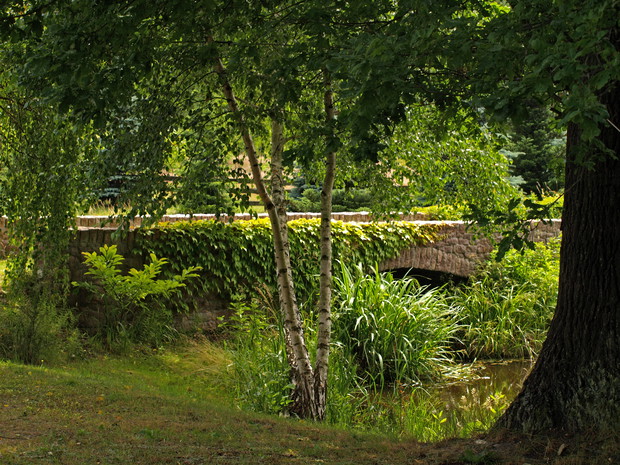 na działkę wjeżdżamy przez most
