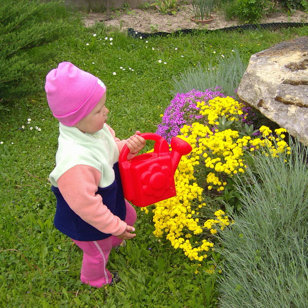 Nikola pomaga cioci w pielęgnacji ogrodu