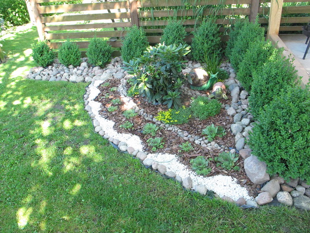 skalniak z rodendronem rojnikiem i rozchodnikami i roslinami skalnymi