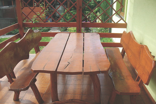 Stolik i dwie ławy postawiłem na tarasie.