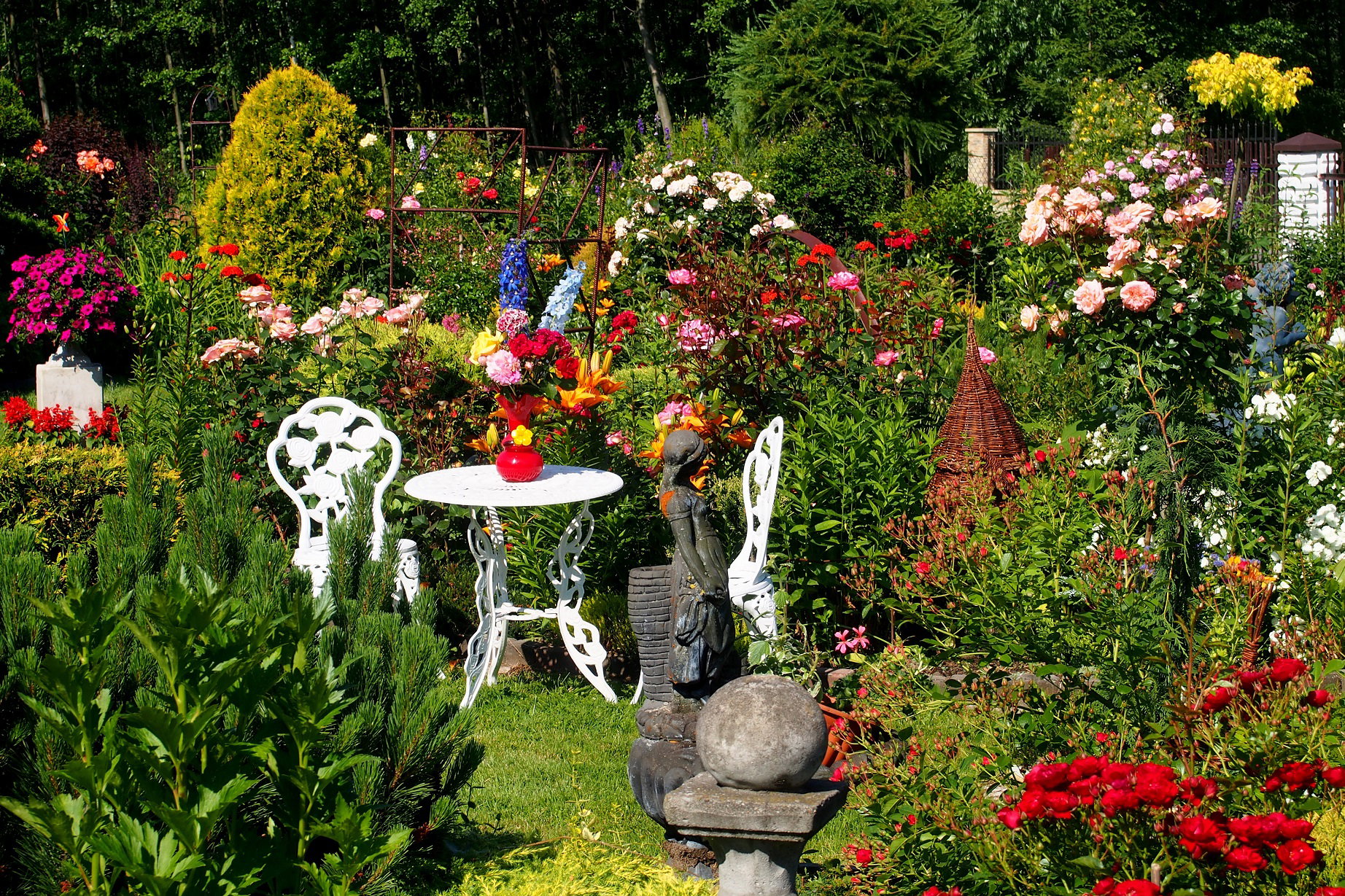 Stolik przy bylinowej rabacie :) 