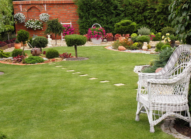 Ta ścieżka prowadzi przez trawnik od wejścia do ogrodu, poprzez wysepkę z fontanną z wysypaną kamienną alejką, następnie przechodzi przez trawnik do innej części ogrodu :)