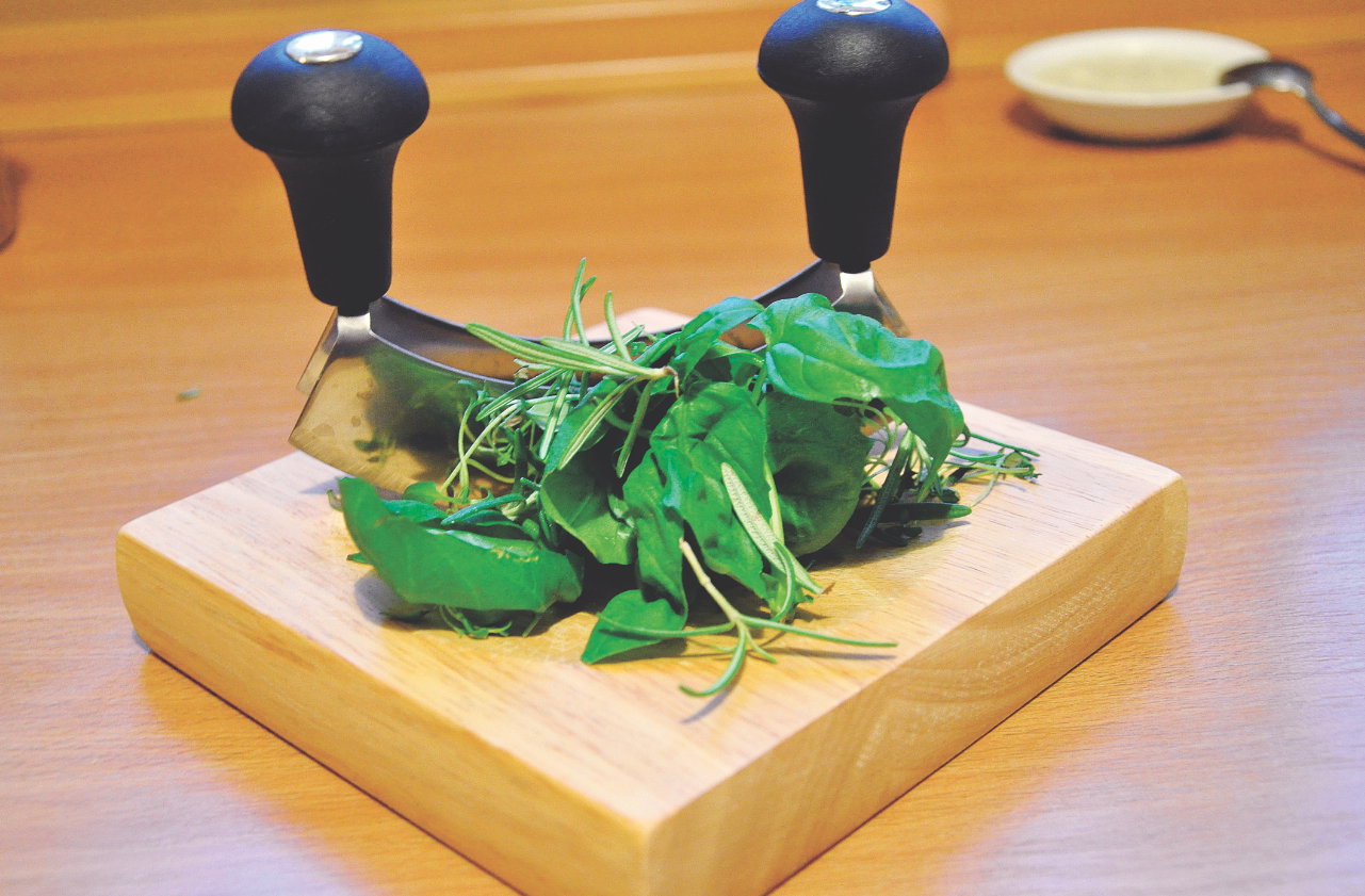 Uwielbiam świeżą mieszankę prowansalską. Robię ją z rozmarynu, bazylii, tymianku, szałwii, mięty pieprzowej, cząbru, oregano oraz majeranku.