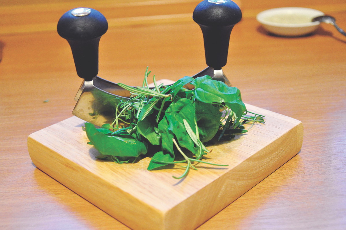 Uwielbiam świeżą mieszankę prowansalską. Robię ją z rozmarynu, bazylii, tymianku, szałwii, mięty pieprzowej, cząbru, oregano oraz majeranku.