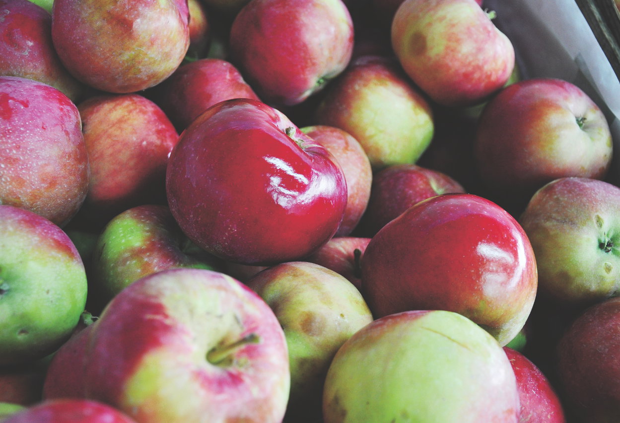 Ważne jest pochodzenie warzyw i owoców – najzdrowsze są te uprawiane przez nas samodzielnie – wtedy jesteśmy pewni, że nie zawierają dodatkowej chemii, tak często dodawanej
przez masowych producentów. Jeśli jednak nie mamy takiej możliwości, lepiej jest 