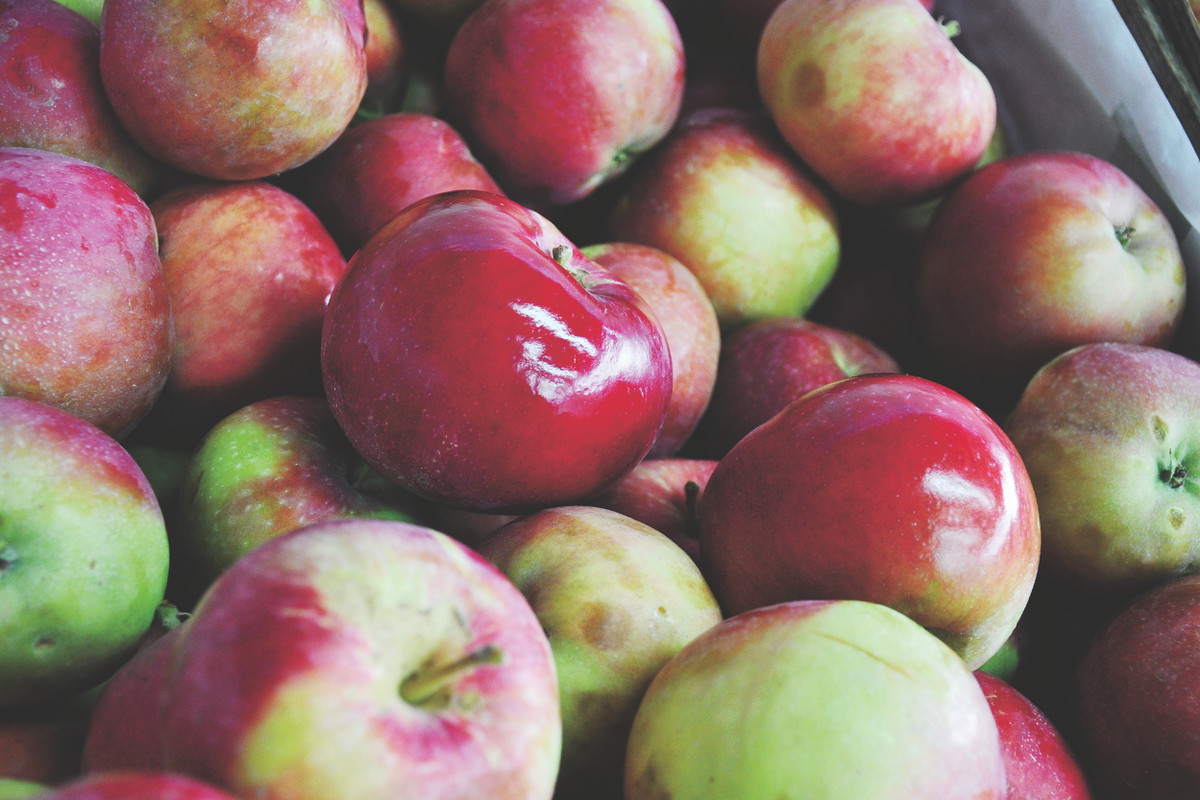 Ważne jest pochodzenie warzyw i owoców – najzdrowsze są te uprawiane przez nas samodzielnie – wtedy jesteśmy pewni, że nie zawierają dodatkowej chemii, tak często dodawanej
przez masowych producentów. Jeśli jednak nie mamy takiej możliwości, lepiej jest
