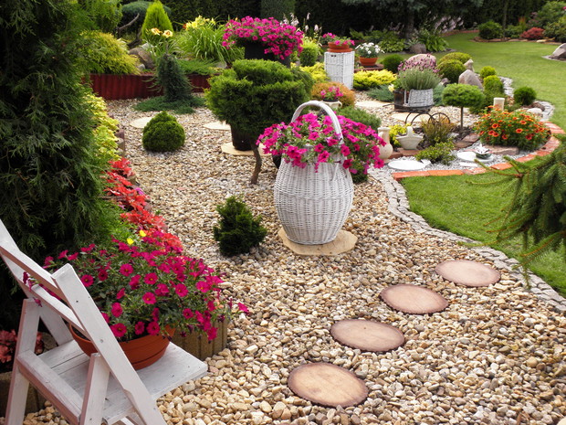 z kosza i beczki "wylewają" się surfinie, w gazonach rosną żurawki :)