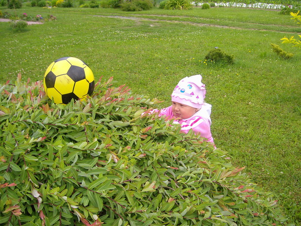 z moją bratanicą Nikolą chętnie się bawimy w ogrodzie