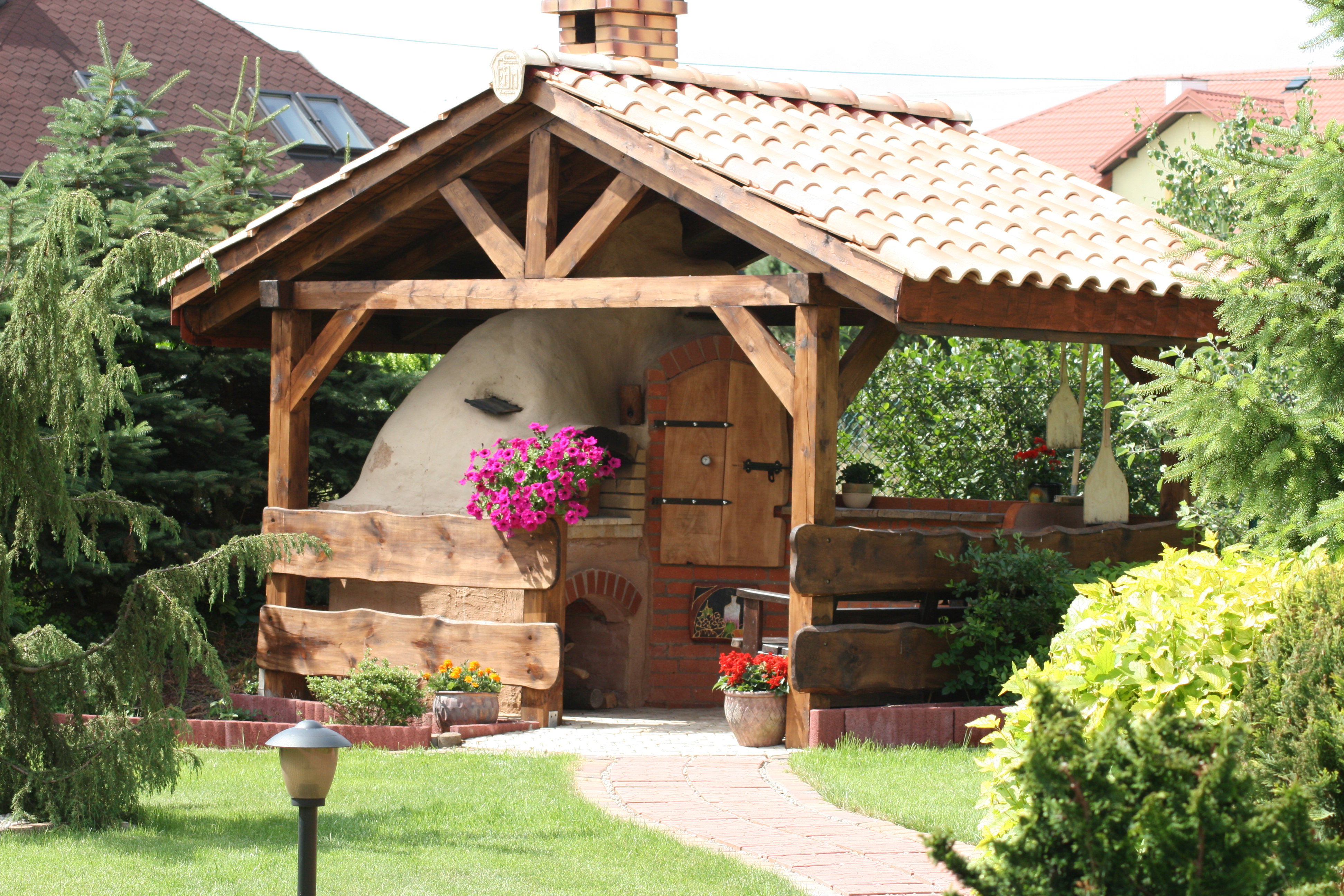 Zadaszona altana chroni piec przed deszczem i śniegiem