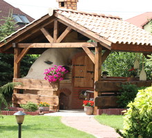 Zadaszona altana chroni piec przed deszczem i śniegiem