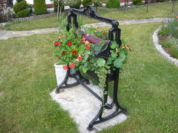 A oto magiel .Stary, kupiony na allegro, zrobiliśmy z niego piękny, niepowtarzalny kwietnik. Wprzód, musieliśmy go rozebrać co do śrubki , pomalować i ozdobić złotą farbą. Wzbudza zachwyt sąsiadów. Rosną w nim pelargonie, nasturcje i komarzyce.
