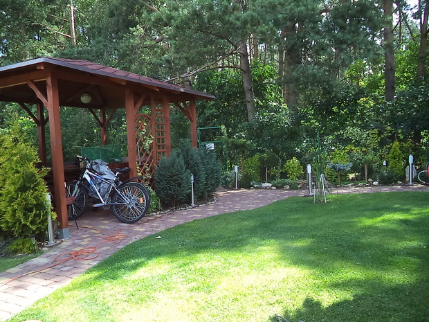 Altanka w której każdy z nas chętnie spędza czas w upalne dni, najlepiej w rodzinnym gronie przy grillu