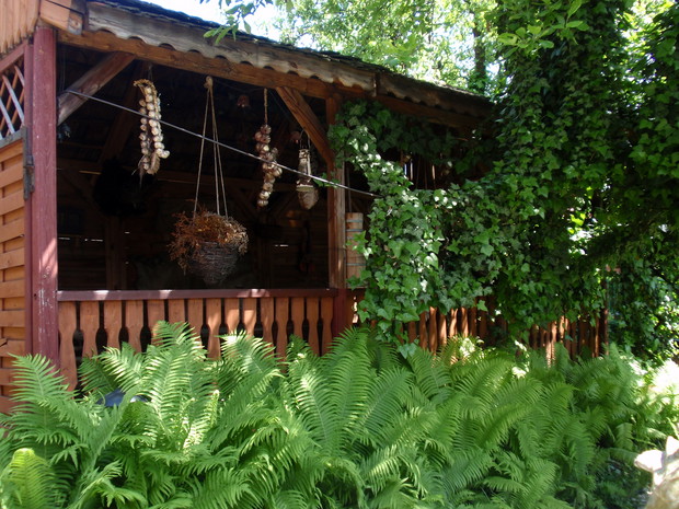 Altanka ze starociami. Wewnątrz także miejsce do spotkań grillowych