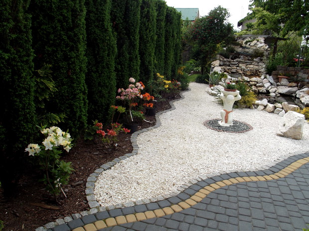 Azalie na tle zielonych ,,Filarów"