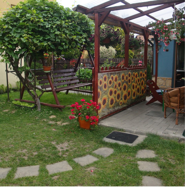 Bardzo lubimy kwiaty, więc w każdym kącie ogródka są obecne:)