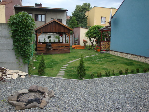 Część parkingową oddzieliliśmy bukszpanami, które kiedyś będą malutkim żywopłotem:)