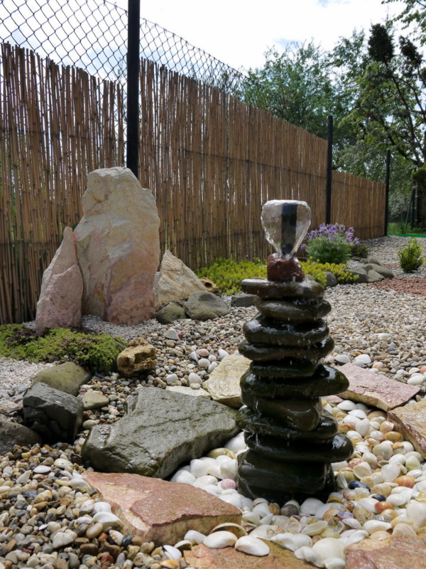 Fontanna w ogrodzie japońskim.