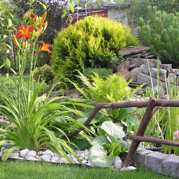 Kaskada przy oczku wodnym.