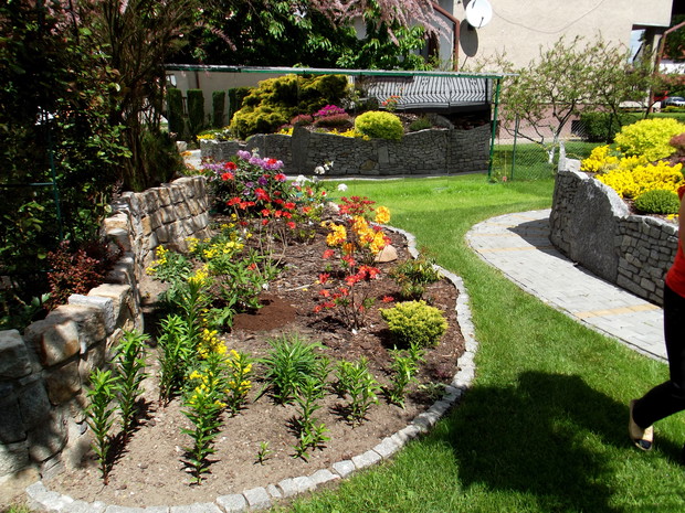 Lustro sprawia wrażenie jakby część ogrodu przesunięto do sąsiada.Trzeba tylko czasu żeby jego krawędzie obrosły pnącza wtedy,,iluzja" będzie pełna. 