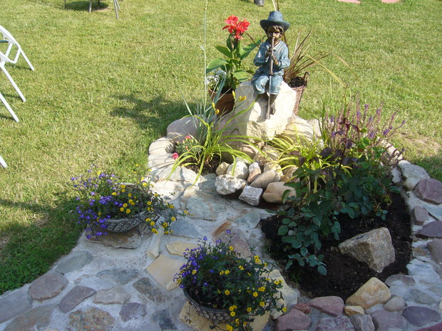 Malutka fontanna z grajkiem