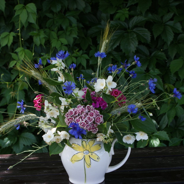 Na stole pod orzechem zawsze stoi bukiet kwiatów.