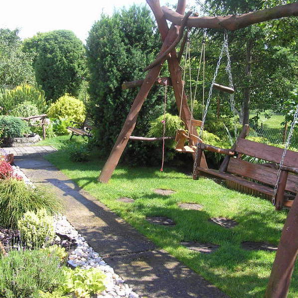 Nasza duma, huśtawka wykonana osobiście z wyciętego orzecha.