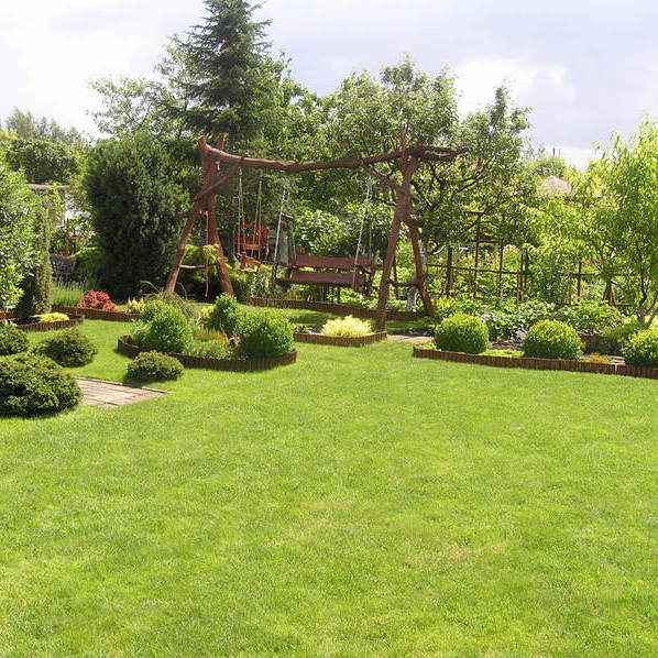 Nasza duma - huśtawka wykonana własnoręcznie przez męża przy mojej pomocy. Jako materiał posłużył nam ścięty orzech włoski.