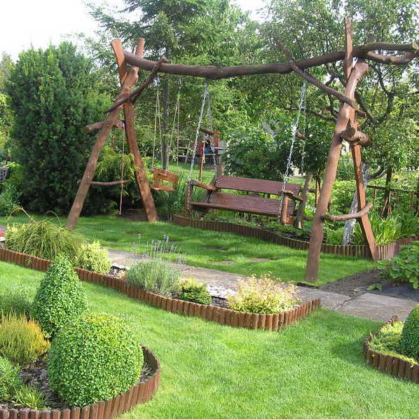 Nasza duma - huśtawka wykonana własnoręcznie przez męża przy mojej pomocy. Jako materiał posłużył ścięty orzech włoski. 