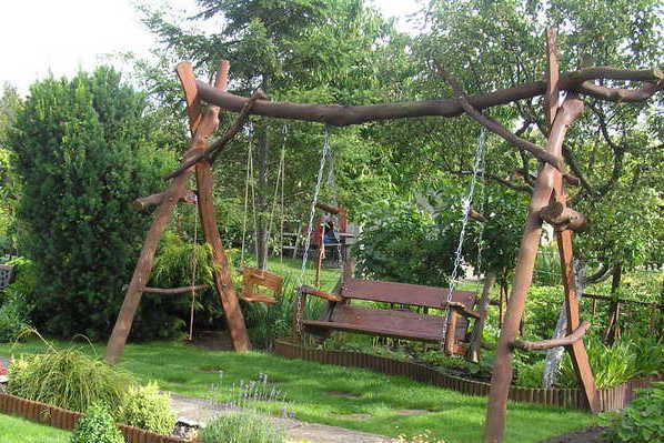 Nasza duma - huśtawka wykonana własnoręcznie przez męża przy mojej pomocy. Jako materiał posłużył ścięty orzech włoski.