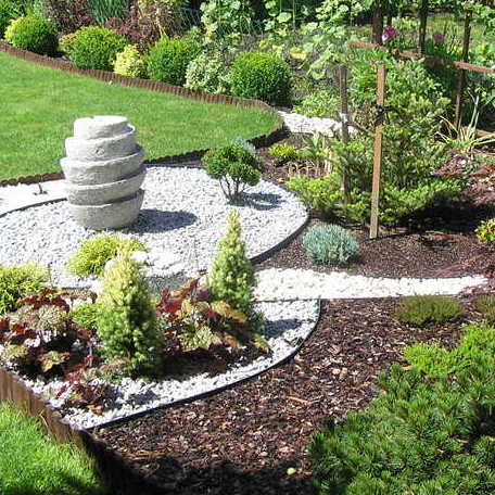 Nowe miejsce z fontanną od strony ławeczki pod różą.