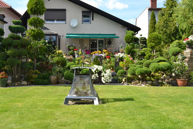 Nowoczesne ognisko ze stali nierdzewnej