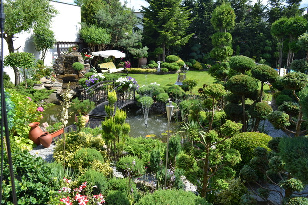 Oczko wodne i kamienna kaskada