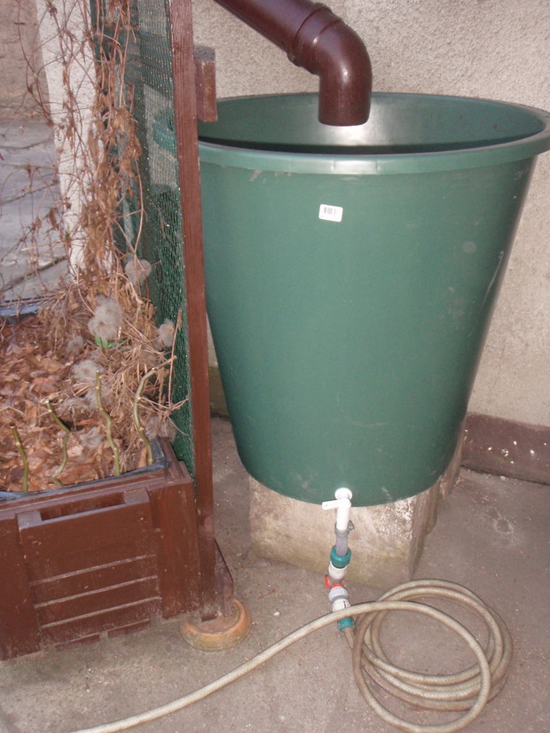  Pojemniki na deszczówkę powinny być plastikowe lub drewniane. Beczki metalowe korodują i zanieczyszczają wodę