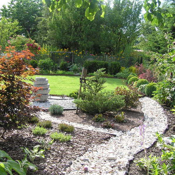 Sucha rzeczka - nasza ścieżka zdrowia, gdzie można pospacerować boso i wymasować zmęczone stopy.