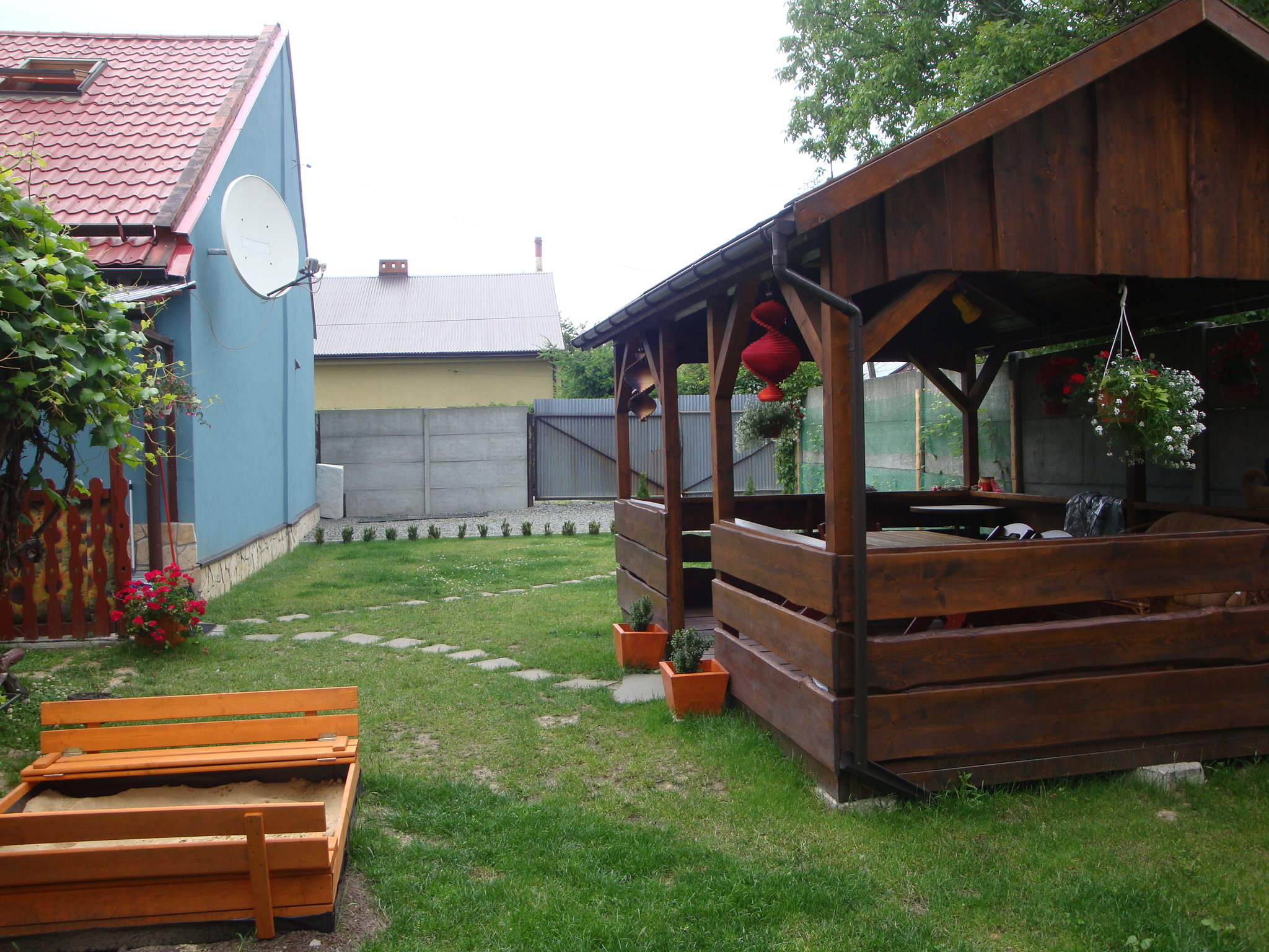 Tak część z altanką wygląda dziś -lipiec 2014.