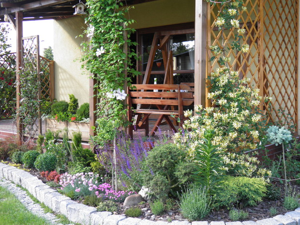 Taras obsadzilismy roślinami i zadaszyliśmy wikliną, to nasze ulubione miejsce przez cały ogrodowy sezon