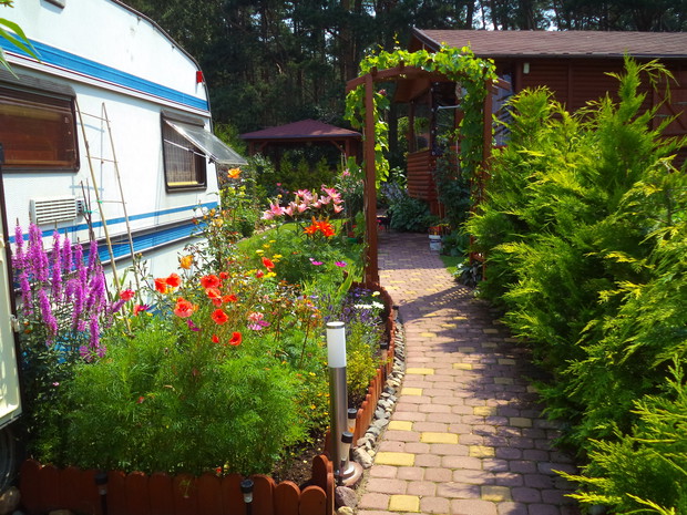 Tuż przy wejściu na działkę wita Was wiejski ogródek mojego brata, ma być sielsko i kolorowo