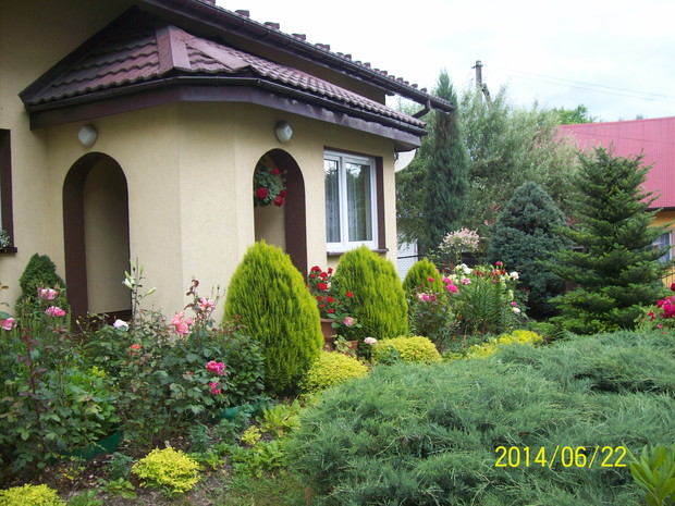 Ukwiecony domek dla dworzan.