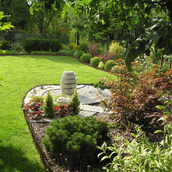 Widok fontanny od strony altany.