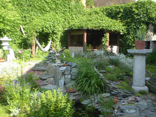 Altanka wykonana prze mojego męża ,zagospodarowana część po zawalonej stajni,był tu sam gruz ,dachówki ,zero zieleni.