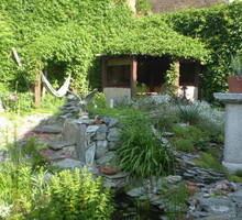 Altanka wykonana prze mojego męża ,zagospodarowana część po zawalonej stajni,był tu sam gruz ,dachówki ,zero zieleni.